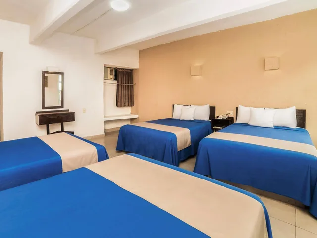 غرفة رباعية بحوض استحمام، Hotel Trianon 1/9