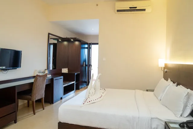Executive, King Bed, Pool Side, The Fern Courtyard Resort 6/7