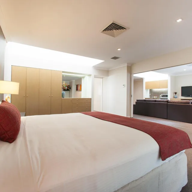 Business, Spa, Suite, King Bed، Ramada Hotel & Suites by Wyndham Sydney Cabramatta 2/3