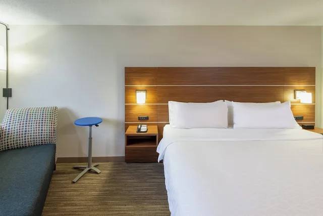 Standard, King Bed, Extra Floor Space, Holiday Inn Express Cleveland-Vermilion 1/6