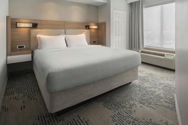 جناح بسرير كينج مع سرير سحّاب إضافي، Springhill Suites Pittsburgh Mills 3/10