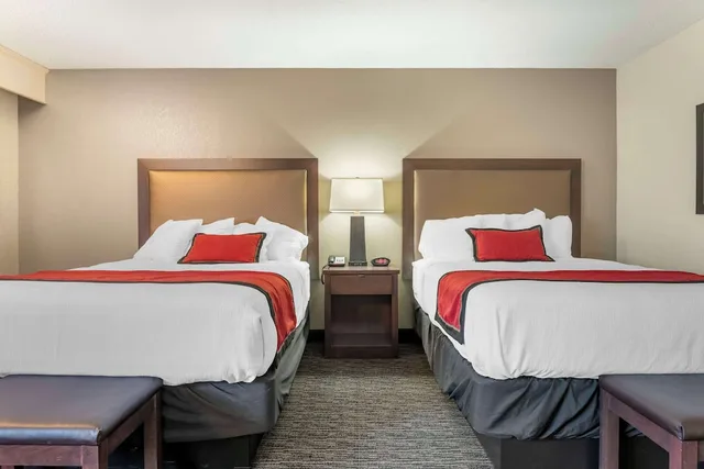 غرفة قياسية بسريرين كوين، Best Western Plus Ramkota Hotel 2/6
