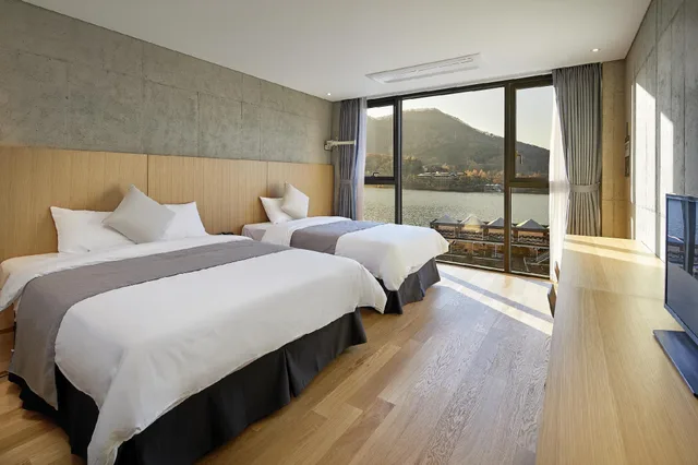 غرفة ديلوكس بسريرين منفصلين وسرير كوين وسرير فردي، Hotel Haus 1/1