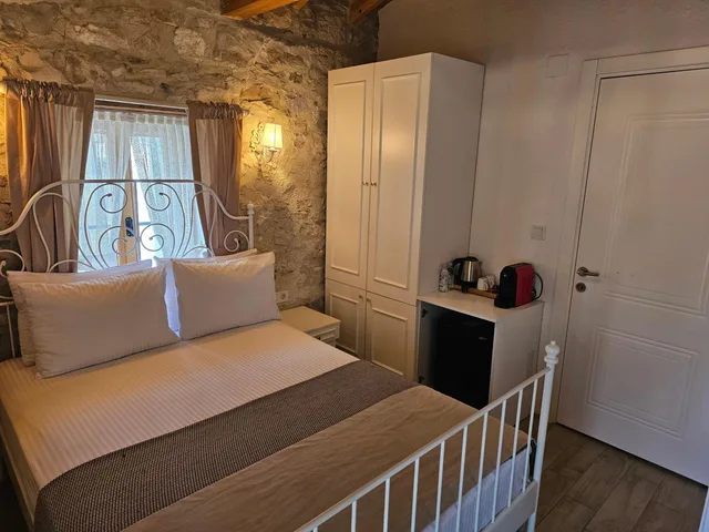 غرفة بسرير مزدوج بإطلالة على المسبح، Kugu Urla Otel 1/6