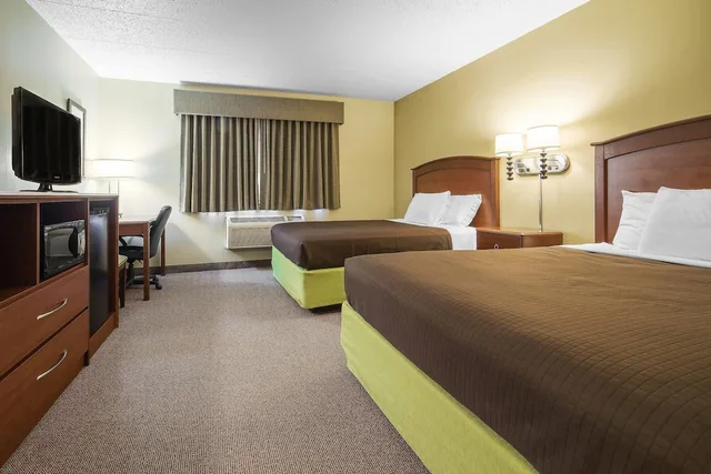 Room, 2 Queen Beds, AmericInn by Wyndham Sioux Falls 1/1