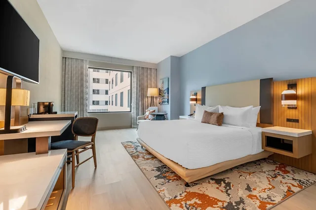 غرفة قياسية بسرير كينج لذوي الإعاقة، Cambria Hotel Austin Downtown 4/10