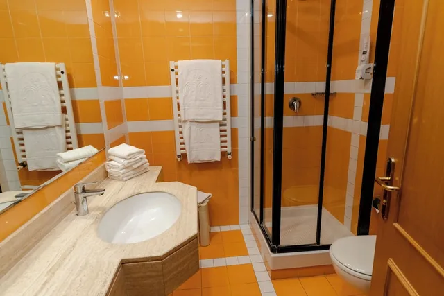 غرفة رباعية بسرير مزدوج وسريرين منفصلين، Hotel Tivoli 7/8