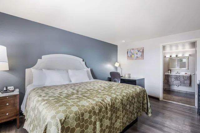 غرفة قياسية بسرير كينج، Econo Lodge Neenah 5/10