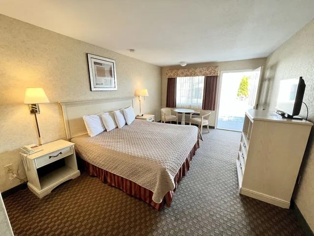 Standard, King Bed, Courtyard Area، Court Plaza Inn & Suites 1/6