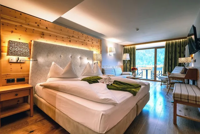 Junior Suite, Queen Bed, Hotel Cesa Tyrol 1/4