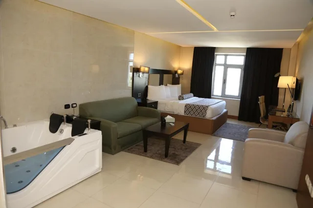 جناح بجاكوزي، Olive Tree Hotel 8/10