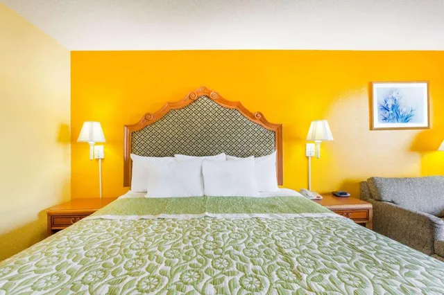 Room, King Bed, Smoking, Days Inn By Wyndham Jacksonville 2/2