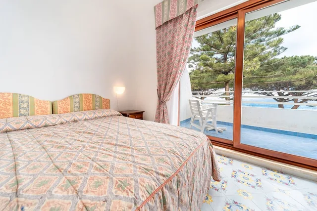 غرفة بسرير مزدوج بإطلالة على البحر، Club Residence la Castellana 7/10