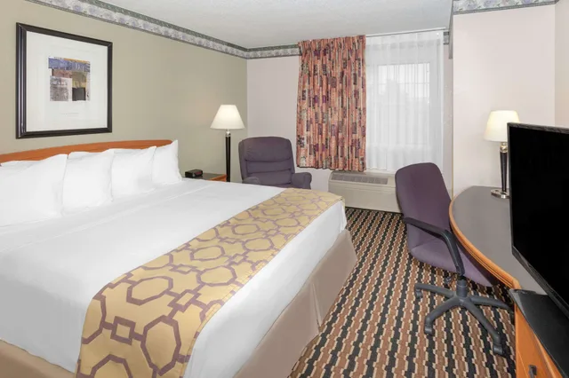 Studio, Suite, King Bed, Accessible, Baymont by Wyndham Fort Wayne 2/2