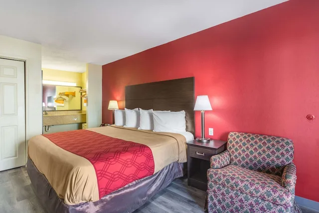 غرفة قياسية بسرير كينج للمدخنين، Econo Lodge & Suites Clarksville near Governors Square Mall 1/6