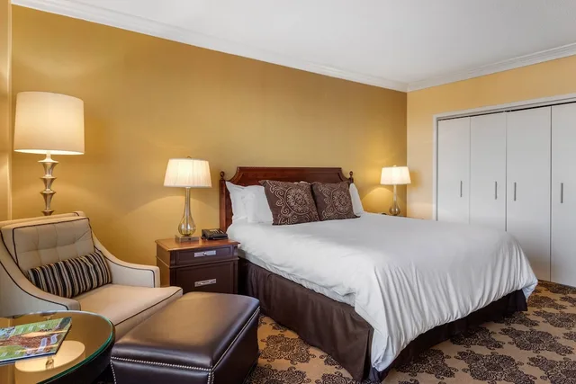 غرفة سيغنتشر بريميير بسرير كينج لذوي الإعاقة، Omni Houston Hotel 3/10