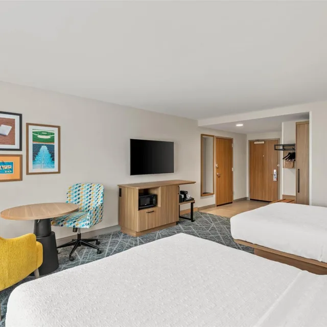 غرفة بسرير كينج وسريرين كوين بحوض استحمام لذوي الإعاقة، Hampton Inn Cooperstown 3/4