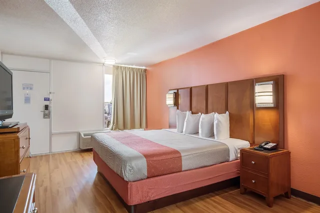غرفة قياسية بسرير كينج لذوي الإعاقة، Motel6 Van Buren, AR 2/10