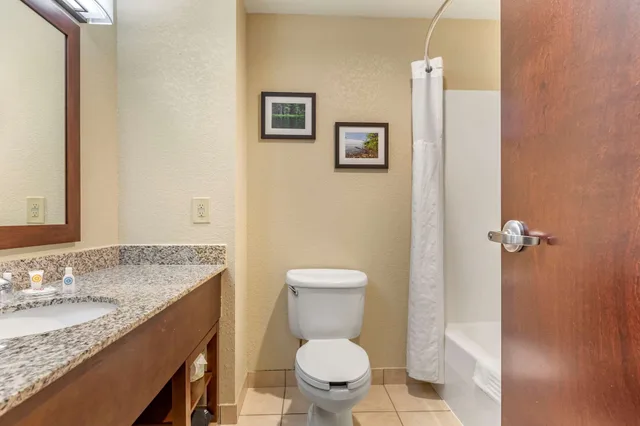 جناح بسريرين كوين مع أريكة لذوي الإعاقة، Comfort Suites Grand Rapids North 4/4