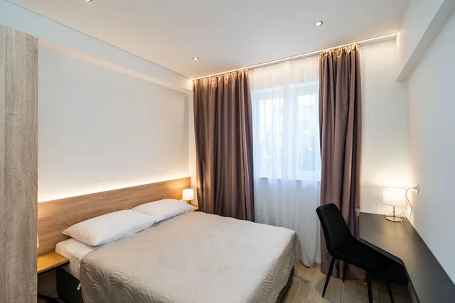 شقة بسرير مزدوج بشرفة بغرفة نوم واحدة مع أريكة في الطابق الأرضي، Bacan Serviced Apartments 3/10