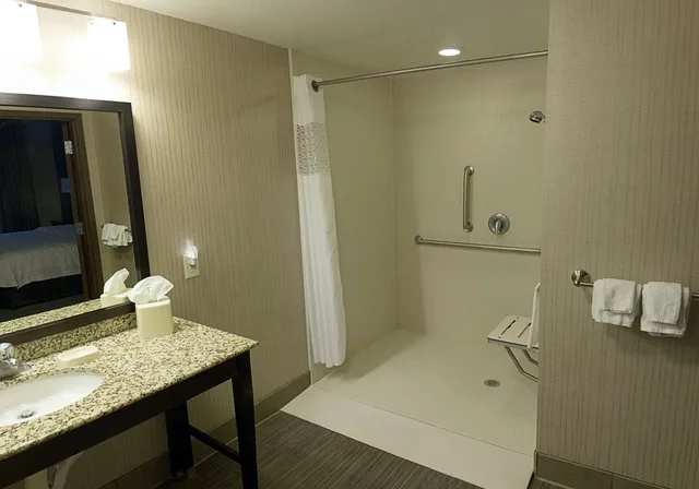 استوديو بسرير كينج لذوي الإعاقة، Hampton Inn And Suites Bismarck Northwest 1/2