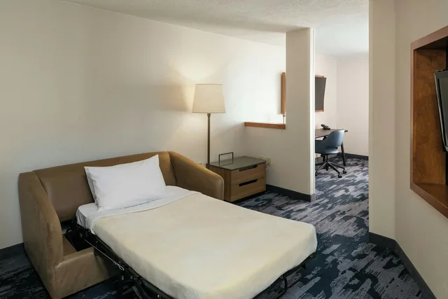 جناح تنفيذي بسرير كينج مع أريكة، Fairfield Inn & Suites Anchorage Midtown 1/4