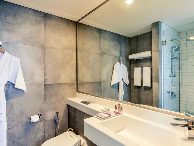 غرفة بريفيليج بسرير كينج، Mercure Jakarta Pantai Indah Kapuk 5/5