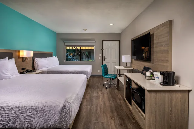 غرفة بزنس بسريرين كوين، Travelodge By Wyndham LAX South 1/10
