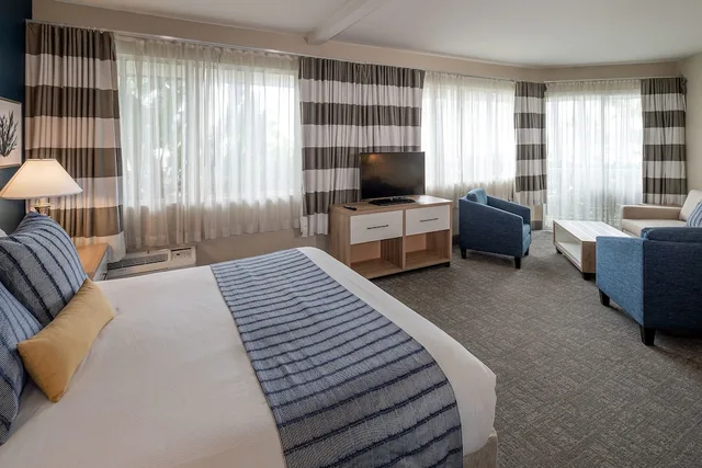 جناح استوديو تنفيذي بسرير كينج مع أريكة في الطابق الأرضي، Bay Club Hotel & Marina 1/2