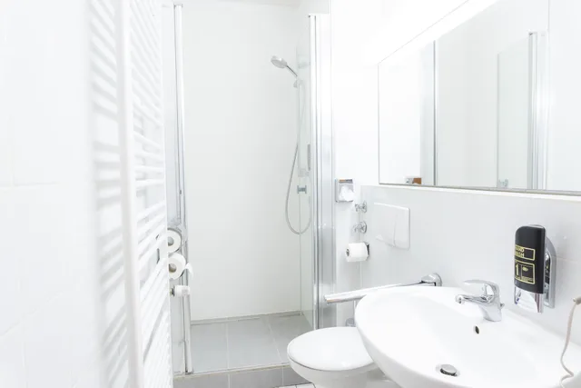 غرفة ثلاثية بسرير كوين وسرير فردي، Hotel Astoria Am Urachplatz 10/10