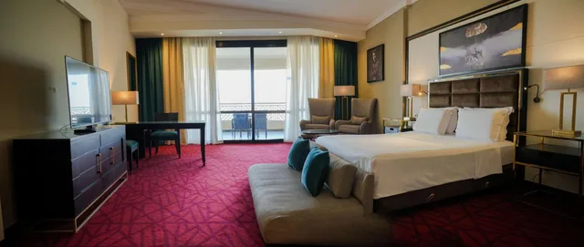جناح بشرفة مع دخول الصالة، Radisson Blu Alexandria 4/6