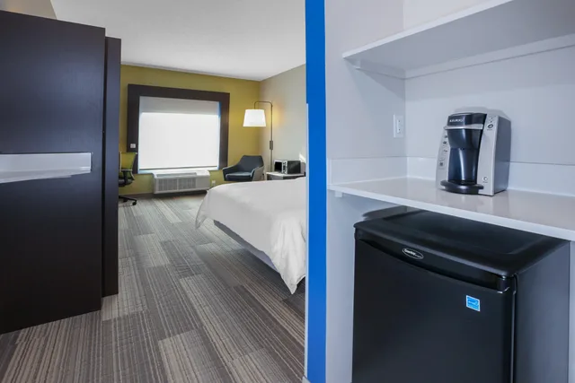 غرفة بسرير كوين، Holiday Inn Express Hotel Suites Woodhaven 2/4
