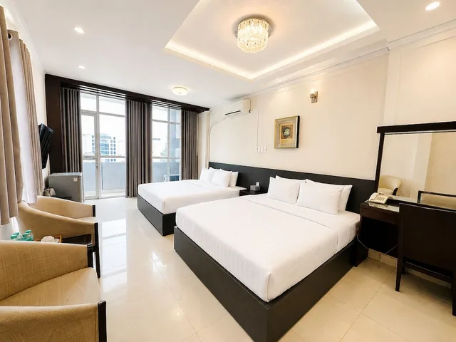 غرفة عائلية بسريرين كينج بإطلالة على المدينة بشرفة، Calmette Hotel 2/6
