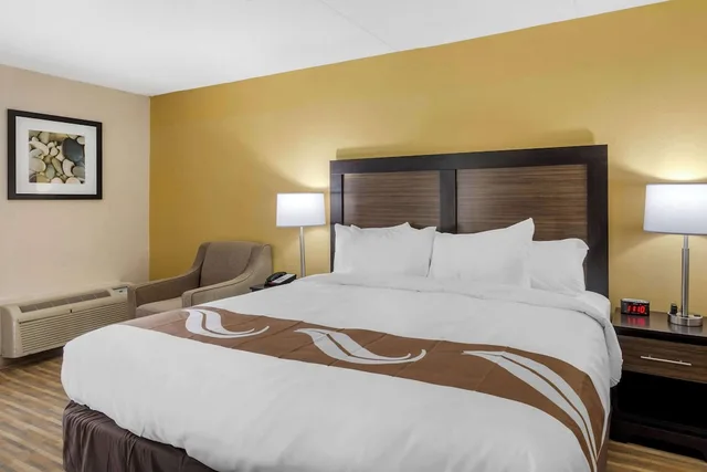 غرفة قياسية بسرير كينج، Quality Inn & Suites Ruther Glen 3/8