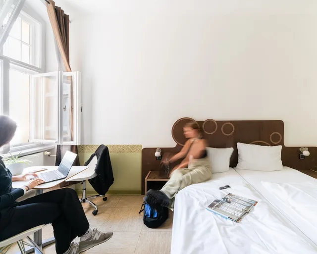غرفة بسرير مزدوج بحمام مشترك، Three Little Pigs Hostel 3/6