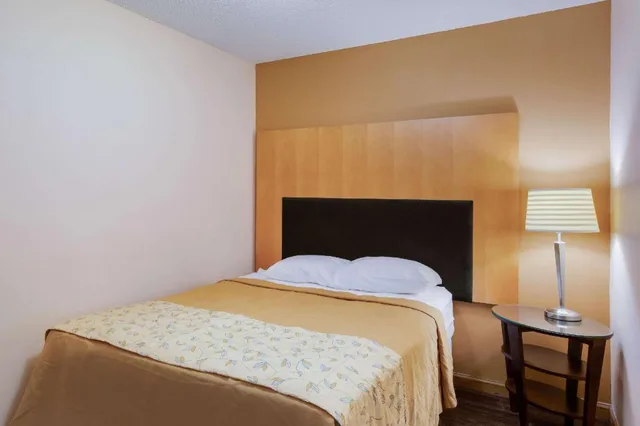 Upgrade, 3 Queen Beds، Rodeway Inn Sergeant Bluff Sioux City 4/7