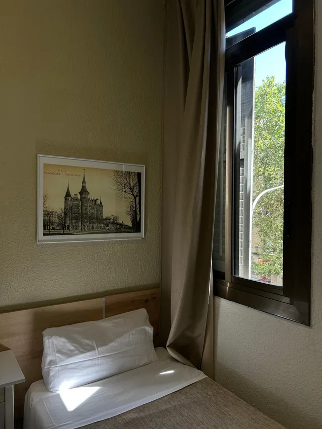 غرفة أساسية ثلاثية بسرير مزدوج وسرير فردي بحمام مشترك، Hostal Delfos 7/10