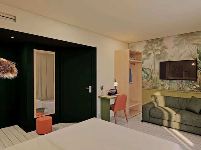 غرفة عائلية بسرير كوين بشرفة مع أريكة، Kyriad Prestige Vannes Centre Palais Des Arts 3/3