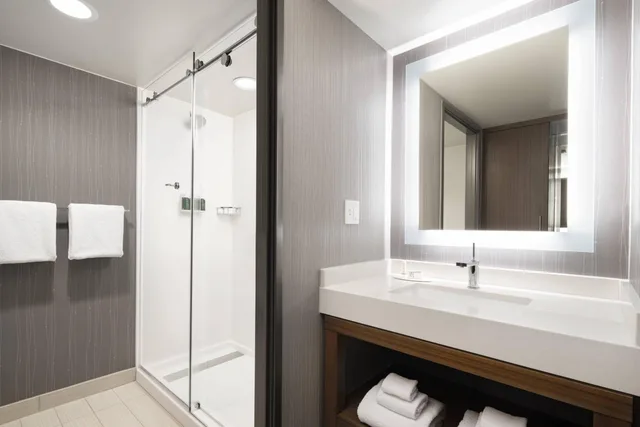 غرفة بسريرين كوين بإطلالة على البحيرة في طابق مرتفع، Courtyard By Marriott Seattle Downtown Lake Union 2/2