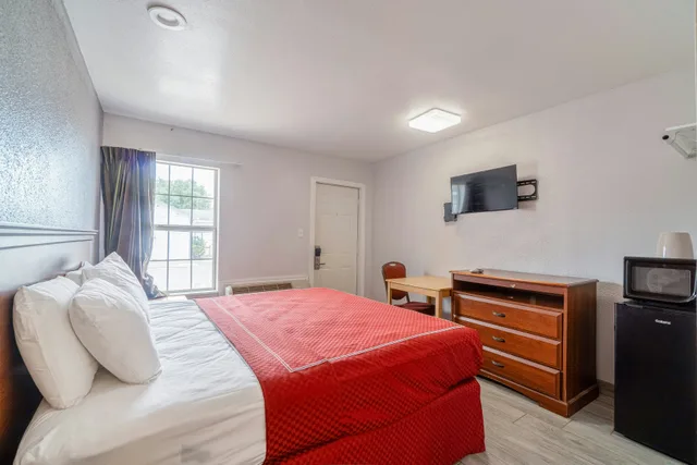 King Bed Smoking, OYO Budget Inn Falfurrias Hwy 281 2/10