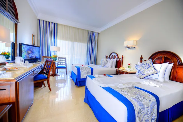 غرفة ديلوكس بسرير كينج بإطلالة على المسبح، Stella Di Mare Grand Hotel 2/6