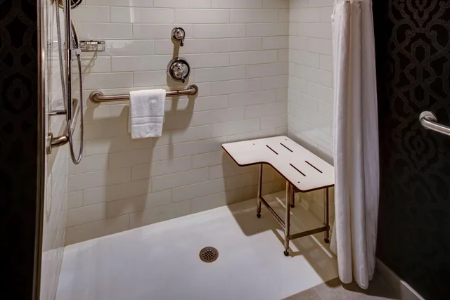 جناح بسريرين مزدوجين بغرفة نوم واحدة لذوي الإعاقة، Embassy Suites Williamsburg 2/2