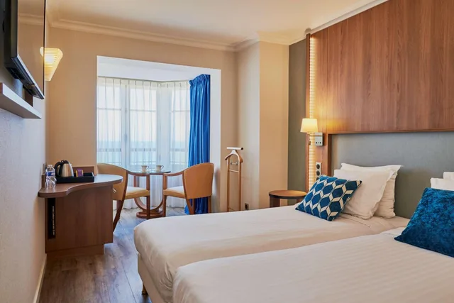 غرفة بسريرين منفصلين بإطلالة على البحر، Best Western Hotel Alexandra 1/6