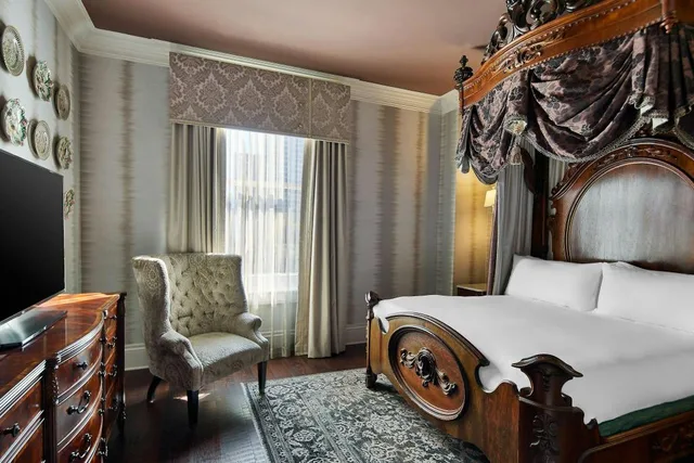 جناح بسرير كوين، Le Pavillon Hotel 4/4