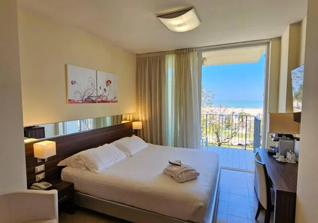 Privilege, Double Bed, Parlor, Terrace View، MERCURE RIMINI LUNGOMARE 2/6
