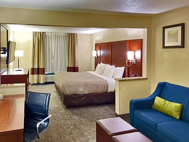 جناح بسرير كينج مع أريكة، Quality Inn & Suites Green Bay - Ashwaubenon 3/7