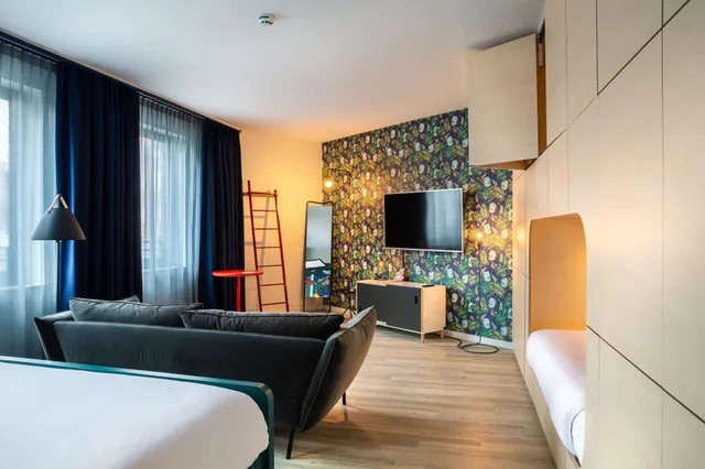 Room, Quadruple, Double and Twin Beds, B&B Hotel Brussels Centre Louise 1/3
