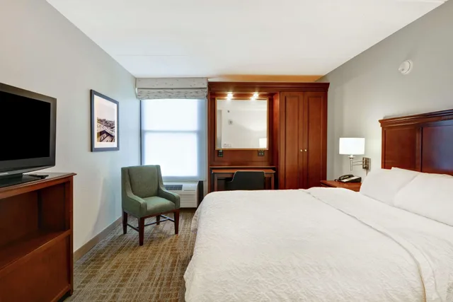 غرفة بسرير كوين، Hampton Inn Detroit/Madison Heights/South Troy 1/3