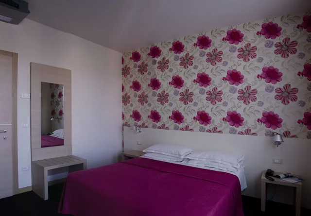 غرفة ثلاثية بسرير مزدوج وسرير فردي، Key Hotel 2/4