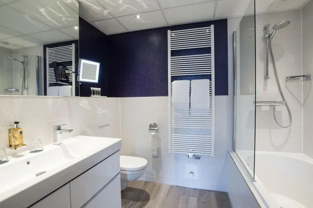 غرفة قياسية بسرير مزدوج أو سريرين منفصلين بإطلالة على القناة بحوض استحمام، HAMPSHIRE BOUTIQUE HOTEL SEBASTIANS 3/3